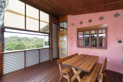 Cobhearthome - Accommodation Main Beach 2