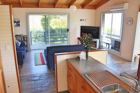 Cockatoo Cabin - Accommodation Main Beach 2