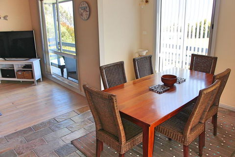 Cockatoo Cabin - Accommodation Main Beach 3