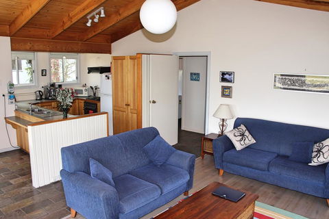 Cockatoo Cabin - Accommodation Main Beach 1