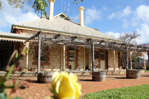 Cockburn House - Accommodation Main Beach 1