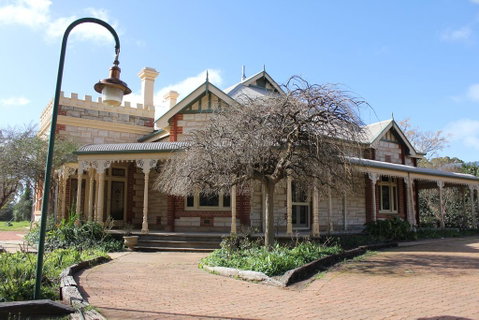 Cockburn House - Accommodation Main Beach 0
