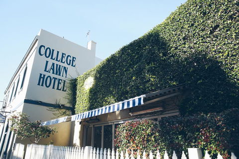 College Lawn Hotel - Accommodation Main Beach 1