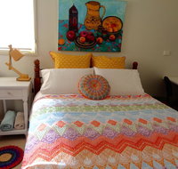 Colourful creative Artist house Glen Waverley - Accommodation Main Beach