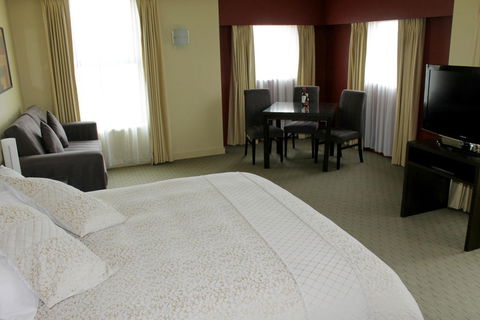 Comfort Inn & Suites City Views - Accommodation Main Beach 2