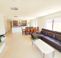 Comfortable 5BR House 6mins to Werribee Station.Great Ocean Road tourist stopover - Accommodation Main Beach