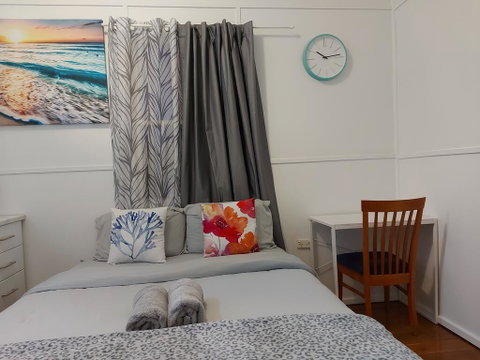 Comfortable Guest Room Closes To Emerald CBD - Accommodation Main Beach 0