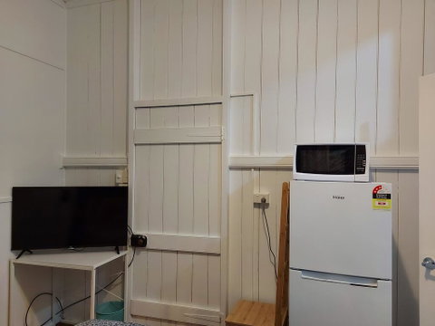 Comfortable Guest Room Closes To Emerald CBD - Accommodation Main Beach 3