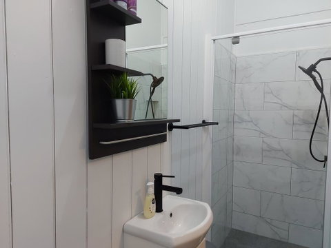 Comfortable Guest Room Closes To Emerald CBD - Accommodation Main Beach 1