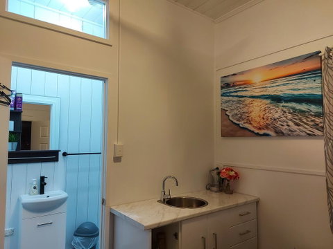 Comfortable Guest Room Closes To Emerald CBD - Accommodation Main Beach 2