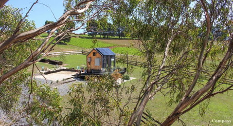 Compass Hut - Accommodation Main Beach 2