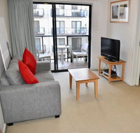Convenient City Apartment with Pool Gym and Tennis Court - Accommodation Main Beach