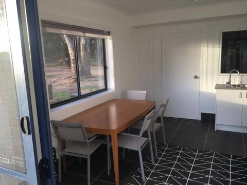 Coonawarra Cabins Unit A - Accommodation Main Beach 1