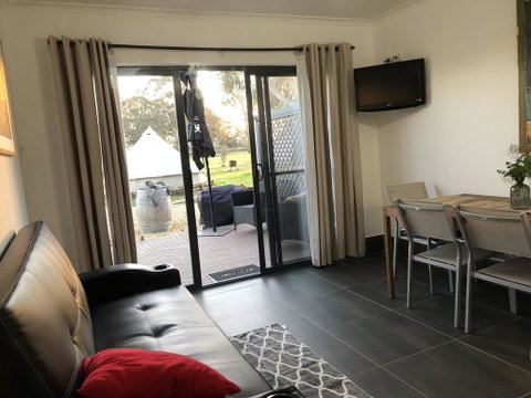Coonawarra Cabins Unit B - Accommodation Main Beach 0