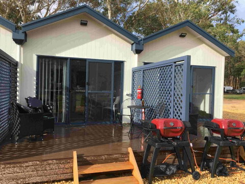 Coonawarra Cabins Unit B - Accommodation Main Beach 1