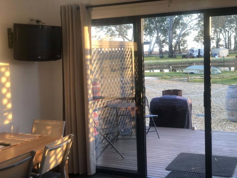 Coonawarra Cabins Unit D - Accommodation Main Beach 2