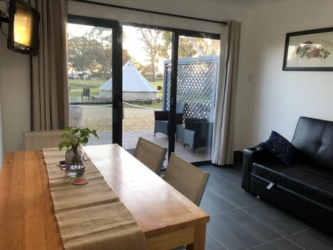 Coonawarra Cabins Unit D - Accommodation Main Beach 1