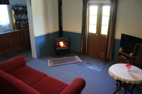 Coonawarra's Pyrus Cottage - Accommodation Main Beach 1