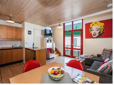 Cora Lynn - Apartment 18 - Accommodation Main Beach 1