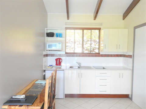 Coral Point Lodge - Accommodation Main Beach 2