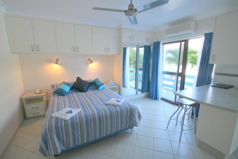 Coral Point Lodge - Accommodation Main Beach 1
