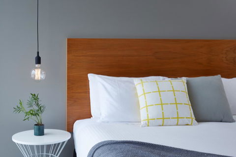 Cosmopolitan Hotel Melbourne - Accommodation Main Beach 0