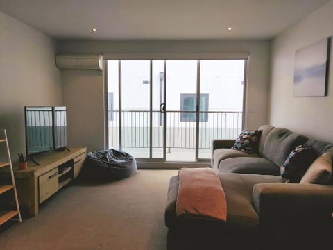 Cosy Modern Apartment In Brunswick - Accommodation Main Beach 0