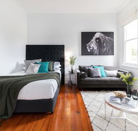 Cosy nook in inner-city Victorian mansion - Accommodation Main Beach