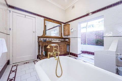 Cottesloe Eclectic House - Accommodation Main Beach 0