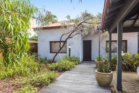 Cottesloe Eclectic House - Accommodation Main Beach 1