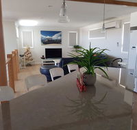 Cozzys Condo Luxury Beach House - Accommodation Main Beach