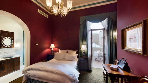 Craig's Royal Hotel - Accommodation Main Beach 2