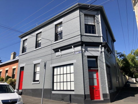 Cromwell Apartment - 3 Red Doors Battery Point - Accommodation Main Beach 0