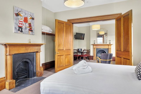 Cromwell Apartment - 3 Red Doors Battery Point - Accommodation Main Beach 3