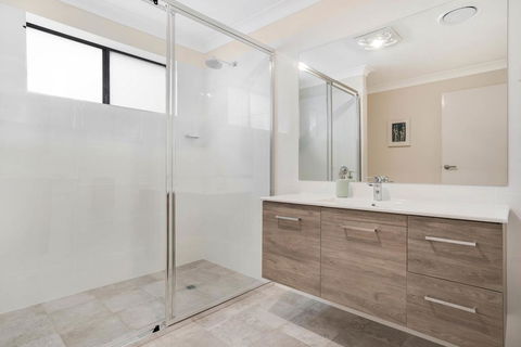 Crooked Lane Apartment - Accommodation Main Beach 3