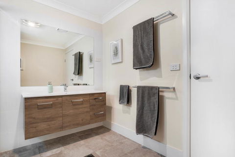 Crooked Lane Apartment - Accommodation Main Beach 2