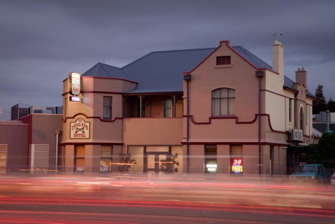 Cross Keys Hotel - Accommodation Main Beach 0