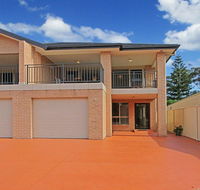 CShells On Quay - perfect location and great views - Accommodation Main Beach