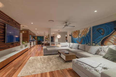 Cubby House - Accommodation Main Beach 3