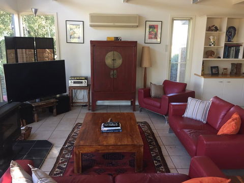 Cullen House - Accommodation Main Beach 3