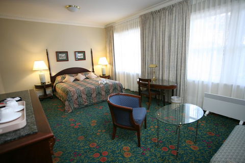 Darcy's Hotel - Accommodation Main Beach 1