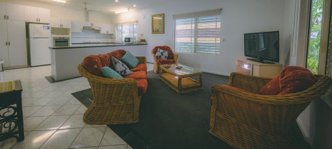 Darwin House - Accommodation Main Beach 2