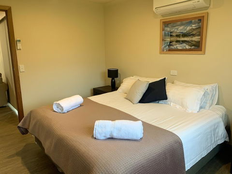 Daysend Cottages - Accommodation Main Beach 3