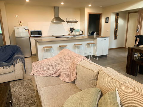 Daysend Cottages - Accommodation Main Beach 1