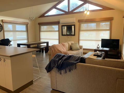 Daysend Cottages - Accommodation Main Beach 2