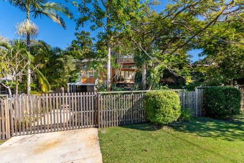 Decked Out For A Fantastic Holiday - (Whole House) Winnett St, Woorim - Accommodation Main Beach 2