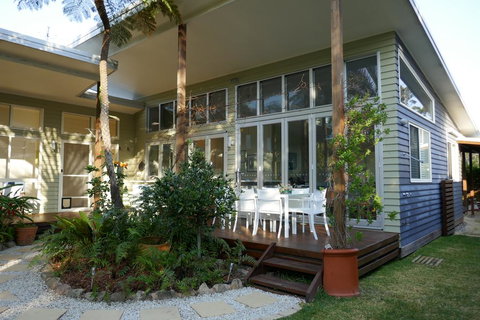 Deepdene - Accommodation Main Beach 1