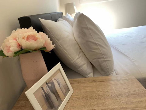 Delicate Bedroom In Bentleigh East - Accommodation Main Beach 0