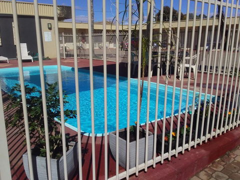 Desert Sand Motor Inn - Accommodation Main Beach 0