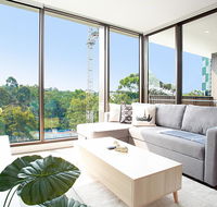 Designer Apartment with Balcony in Quiet Suburb - Accommodation Main Beach